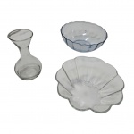 Três peças de vidro, 2 bowls e 1 decanter,  20 x 9 -  23 x 9 e Alt. 18 cm.