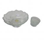 Duas peças em cristal sendo uma fruteira lapidada, e um bowl,  23 x 13 e  9 x 11 cm.(o bojo apresenta a marca de cola).