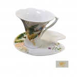 COLECIONISMO - Xícara sinuosa para chá com presentoir em formato de palheta em porcelana com policromia tropical representando arara e vegetação sobre fundo branco, marcado na base,   Alt.9, Diam. 10 e 16 x 11 cm.