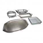 Três descansos para pyrex, 2 pyrex e uma bandeja em inox,  33 x 19 -  31 x 22  e etc.
