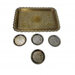 Uma bandeja e 4 porta copos em metal dourado, os porta copos com desgaste do tempo, 40 x 28, Diam. 10 cm.