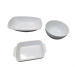 Três travessas em porcelana branco leitoso, a redonda Schmidt,  30 x 21 - 22 x 14 e Alt. 11, Diam. 10 cm.