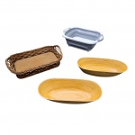 Quatro peças diversas sendo par de saladeiras em bambu, 1 cesta em bambu trançado e  tábua de escorrer e corte em silicone, 40 x 30 a  34 x 14 cm.