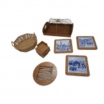 Dois cestos para pão, um em madeira e bambu com cobertura de filó, outro de  sisal,  6 porta copos em madeira, 3 descansos para pratos  em azulejos portugueses e um descanso circular em madeira, 33 x 23,  20 x 20 e etc.
