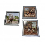 Três descansos para pratos quentes executados em azulejos policromados e metal prateado, o português no estado,  e os metais com marca do tempo, 18 x 18 cm.