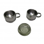 Par de xícaras para café em metal italiano e uma manteigueira de vidro, 6 x 5 e Diam. 6 cm.