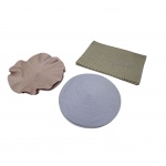 Oito sousplats e 4 jogos americanos em  material sintético em 3 modelos distintos, com marcas de uso, Diam. 38 e  48 x 35 cm.