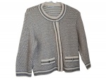 Cardigan Tam. M. by Le Lis Blanc com tramas grafite, creme e dourado, 56 % algodão e etc. apresenta leves marcas de guarda.