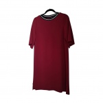 Vestido Tam. M. by Sacada  em viscose na cor vinho, gola preto e branco