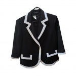 Blazer feminino Tam. 42 by San Soreto, nas cores preto e branco, a gola com marcas de guarda e mangas necessitam higienização.