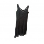 Vestido Tam. 42 preto com poa branco by Jacqueline Ferté, bainha plissada, acabamentos com debrum branco amarelados pela guarda.