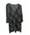 Vestido Tam. G. by Le Lis Blanc, 70% acrílico, estamparia branca simétrica sobre fundo preto.