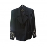 Blazer feminino Tam. S. by Ane Sousa,  em poliéster na cor preta, mangas bordadas com desenhos simétricos na cor branca.