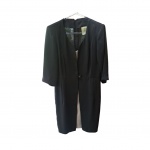 Vestido feminino, Tam. M. by Parlamento nas cores preto e poa preto sobre fundo branco, um botão frontal.