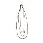 Colar de três voltas em metal dourado e prateado, Com. 45 cm.