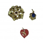 Um broche e dois pedantifes em metal dourado e  pedras artificiais.