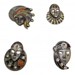 Quatro broches em metal prateado representando máscaras venezianas, Diam. 5 a 3 cm.