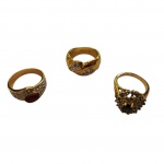 Três anéis femininos em metal dourado com pedras azul, vermelha e pedrinhas `brilhantes`, aros 18, 19 e 28.