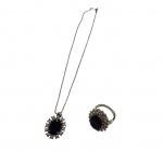 Conjunto de corrente com pedantife  e anel em metal prateado, pedra azul lapidada e  castroado em cristais., aro 25.