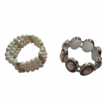 Duas pulseiras femininas com pedras peroladas e pedrinhas `brilhantes`.