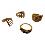 Quatro anéis femininos em metal dourado, dois faltando uma pedrinha `brilhante` em cada.