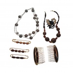 Oito peças diversas, a saber: dois colares femininos, três alfinetes para echarpes e afins, par de travessas e clips para cabelo representando borboleta com pedras amarelas.