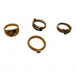 Quatro anéis femininos em metal dourado, um com solitário `brilhante` , aro, 19, 25 e 27.
