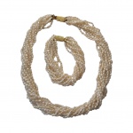 Colar e pulseira de pérolas, torcido com 8 fios, ditas "grão de arroz, fecho de metal dourado.