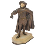 PAUL DAIRE (Ativo de 1890 - 1910) - Estatueta francesa criselefantina, em bronze e marfim, representando Cyrano de Bergerac, famoso personagem da peça de teatro de mesmo nome escrita por Edmond Rostand. Assinada. Base em mármore bege, recortada à frente e com placa de identificação. Conta a história do poeta que se achava feio por ter um nariz grande, o que lhe impedia de declarar seu amor à sua amada Roxana. Falta bengala na mão direita. 27 x 17 cm (MT).