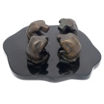 EDUARDA DUVIVIER (Rio de Janeiro, 1946)  Grupo escultórico de 4 esculturas em bronze patinado representando figuras sentadas. Base em pedra. 6 x 19 x 18 cm. Pintora, figurinista e escultora, nesta última modalidade trabalha em bronze, acrílico e resina com pó de mármore. Desde muito jovem frequentou em Petrópolis o ateliê de pintura e escultura de seus pais, Edgard Duvivier e de Ivna Mendes de Moares Duvivier.