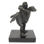 EDUARDA DUVIVIER (Rio de Janeiro, 1946) - Escultura erótica em bronze patinado representando casal. Base retangular. 18 x 13 x 13 cm. Pintora, figurinista e escultora, nesta última modalidade trabalha em bronze, acrílico e resina com pó de mármore. Desde muito jovem frequentou em Petrópolis o ateliê de pintura e escultura de seus pais, Edgard Duvivier e de Ivna Mendes de Moares Duvivier.