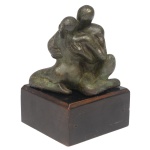 EDUARDA DUVIVIER (Rio de Janeiro, 1946) - Escultura erótica em bronze patinado representando casal. Base retangular. 16 x 10 x 10 cm (MT). 10 cm (escultura). Pintora, figurinista e escultora, nesta última modalidade trabalha em bronze, acrílico e resina com pó de mármore. Desde muito jovem frequentou em Petrópolis o ateliê de pintura e escultura de seus pais, Edgard Duvivier e de Ivna Mendes de Moares Duvivier.