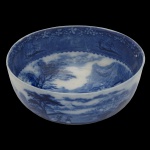 ROYAL STAFFORDSHIRE Modelo JENNY LIND - Saladeira circular funda em porcelana inglesa, decorada em azul. Apresenta decoração com paisagem campestre, montanhas, vilarejo e figuras. Parte interna com larga borda realçada por friso floral e reservas sobre fundo texturizado, centralizando cena rural. Marca da manufatura e do modelo no