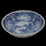 Saladeira de formato oblongo em porcelana inglesa. Apresenta borda recortada em bicos, decoração característica em azul sobre branco com arabescos e paisagens. No verso 3 reservas florais e marca da manufatura. 6 x 25 cm.