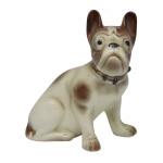 Estatueta em porcelana policromada, representando cão Bulldog sentado.. 13 x 12 x 7 cm.