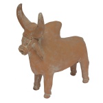 MESTRE VITALINO  Arte Popular Brasileira. Escultura em barro representando figura de touro. Assinada. 25 x 22 x 11 cm. Apresenta danos no pescoço e nas pontas dos chifres.