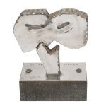 NICOLAS VLAVIANOS (Atenas 1929  São Paulo, 2022)  Composição. Escultura em metal. Ass. Vlav. 82. Tiragem 52/150. 16 x 11 x 6 cm. Artista plástico e escultor, professor reconhecido internacionalmente.