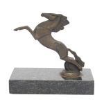 DAREL VALENÇA LINS (Palmares, PE, 1924 - Rio de Janeiro, 2017)  Escultura em bronze representando figura de cavalo empinando. Assinada. Pertenceu ao acervo do artista John Graz. 17 x 18 x 9 cm.