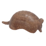 Escultura em madeira talhada representando tatu. 14 x 30 x 10 cm.