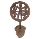 GTO (Geraldo Teles de Oliveira) - Arte Popular Brasileira. Figuras. Escultura em madeira entalhada e assinada. 42 x 28 cm (MT). 3 x 28 x 17 cm (base).