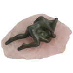 EDUARDA DUVIVIER (Rio de Janeiro, 1946) - Escultura erótica em bronze patinado representando casal. Base de quartz rosé.  18 x 13 x 13 cm. Pintora, figurinista e escultora, nesta última modalidade trabalha em bronze, acrílico e resina com pó de mármore. Desde muito jovem frequentou em Petrópolis o ateliê de pintura e escultura de seus pais, Edgard Duvivier e de Ivna Mendes de Moares Duvivier