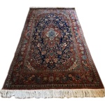 Antigo e belíssimo Tapete Kashan medindo 219  X 136 cm. 2,99 mt². Aprox. 120 anos. Lavado recentemente. Em perfeito estado sem restaurações.