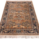 Belíssimo Tapete Tree of Life ou Árvore da Vida - Tapete persa de seda pura com base de lá medindo 204 x126 cm. Adquirido na Índia em galeria de arte, esse tapete de seda é rico em detalhes de desenhos que incluem animais e árvores estilizadas. Uma peça única e delicada em tons neutros de azul, avelã, cinza e branco.  Os tapetes Tree ofLife são muito apreciados ao redor do mundo,  frequentemente são considerados obras de arte pela originalidade, por serem peças únicas que podem alcançar valores muito elevados. Nunca usado e em perfeito estado.