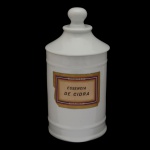 Pote de farmácia em louca branca. Apresenta rótulo com as inscrições: GRANADO E CIA  RJ. ESSENCIA DE CIDRA. Sinais de uso. 25 x 13 cm.