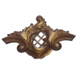 Talha em madeira, policromada e dourada. Apresenta formato retangular com elementos decorativos 20 x 34 cm.