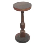 Coluna torneada em madeira lisa, ornada por segmentos de balaústre e anelados, encimada por plateau circular. Base repetindo o formato da prateleira. 67 x 30 cm.