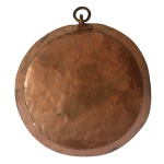 Tacho em cobre de formato circular com alça lateral. 4 x 29 cm. Sinais de uso e do tempo.