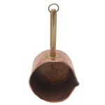 Panela em cobre com alça em metal amarelo, finalizada por argola. 11 x 15 cm (panela).  11 x 30 cm (com alça). Sinais de uso e do tempo.