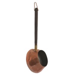 Panela em cobre com cabo longo em madeira, finalizada por argola. 10 x 13 cm (panela).  10 x 36 cm (com cabo).