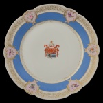 IMPÉRIO BRASILEIRO - BARÃO DE SÃO FIDELIS - Belíssimo prato raso em porcelana francesa, França. Séc. XIX. 24 cm. Peça fotografada na pág. 322 do livro da Aristocracia no Brasil da Jenny Dreyfus.